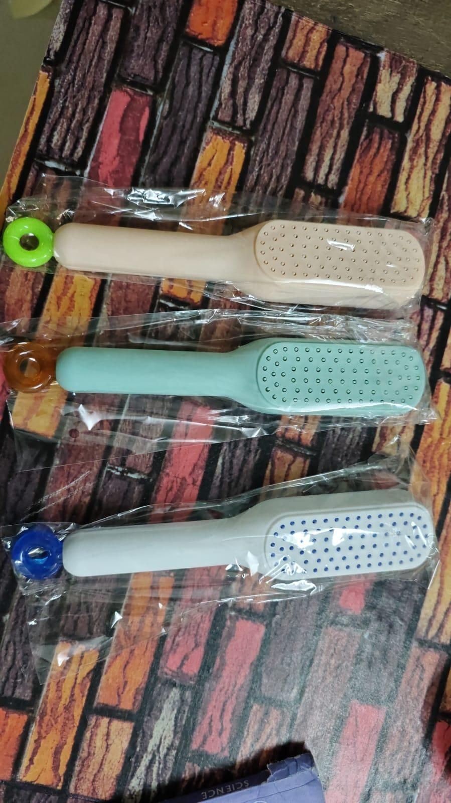 Self - cleaning Anti - static Massage Comb for Adults and Kids - Pack of 1 - 2Goat store